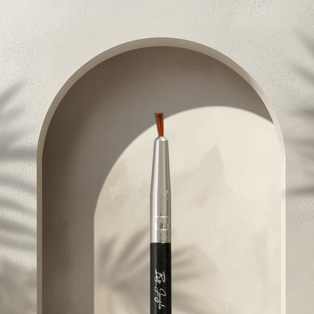 M11 Synthetic Vegan Graphic Liner Brush